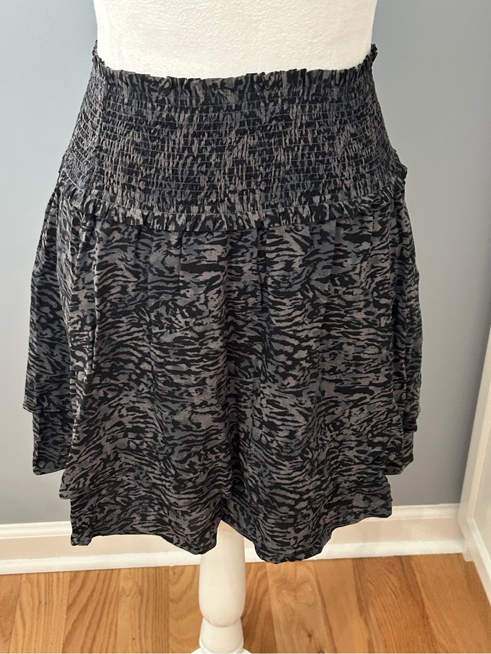 Rails Addison Skirt Charcoal Grey Abstract Animal Print Smocked Tiered Mini XS